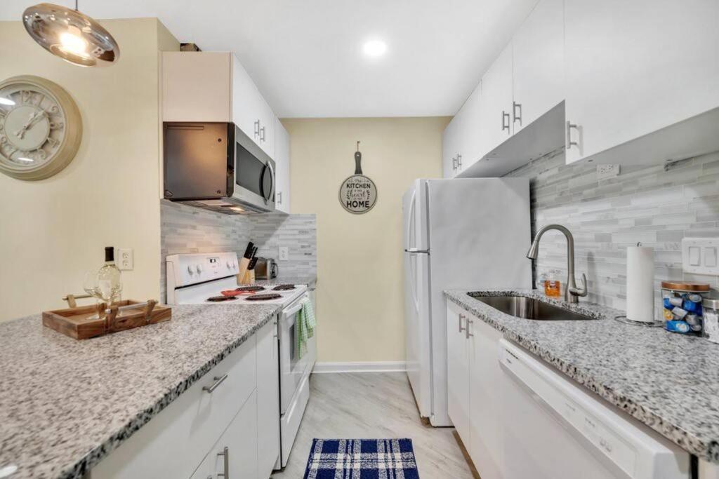 Cozy 2 Bedroom Duplex In Charlotte, Jacuzzi, Sleeps 6 2 Casa de férias Charlotte
