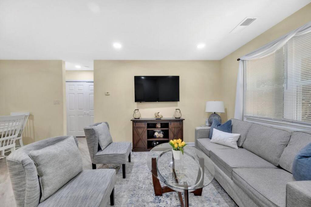 Cozy 2 Bedroom Duplex In Charlotte, Jacuzzi, Sleeps 6 2 Casa de férias *