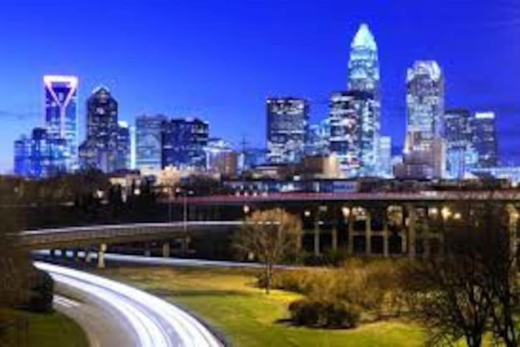 Cozy 2 Bedroom Duplex In Charlotte, Jacuzzi, Sleeps 6 2 Casa de férias