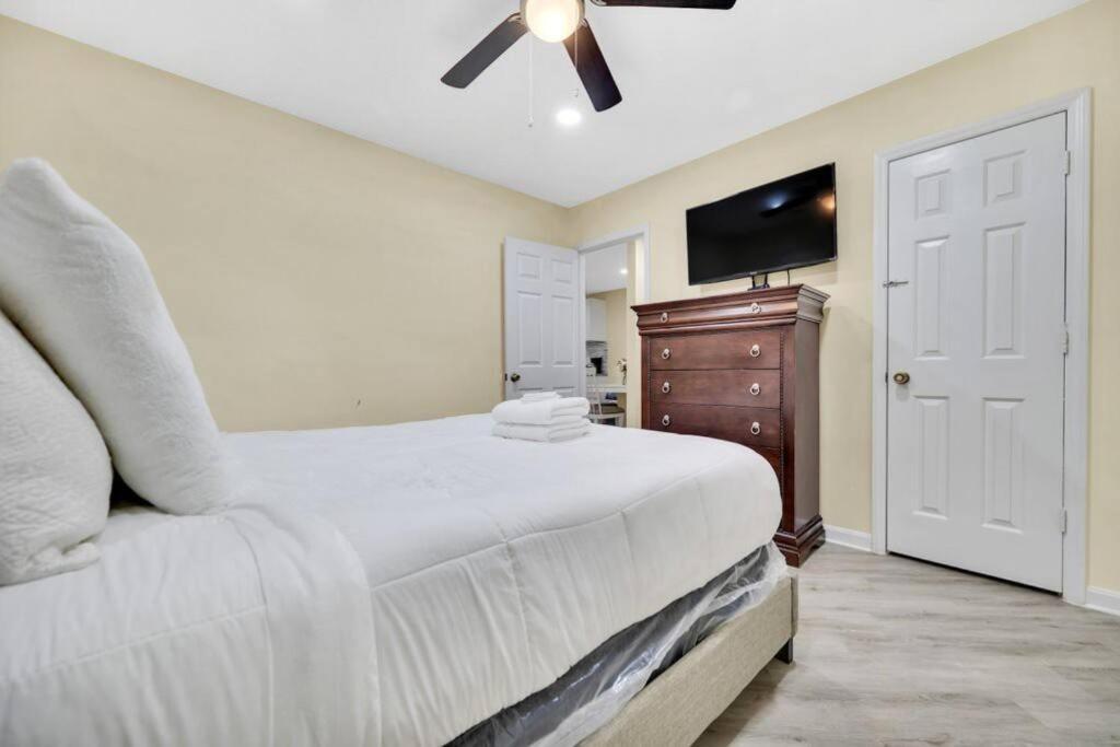 Cozy 2 Bedroom Duplex In Charlotte, Jacuzzi, Sleeps 6 2 * Charlotte