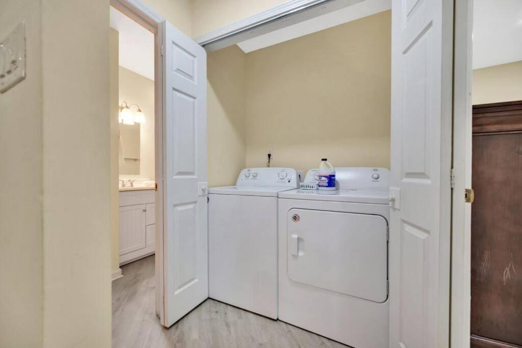 Cozy 2 Bedroom Duplex In Charlotte, Jacuzzi, Sleeps 6 2 * Charlotte